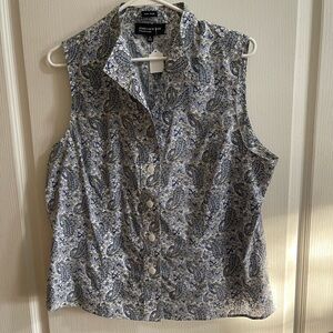 Jones New York EUC Vneck sleeveless button up blouse. Size 16. 25” long.
